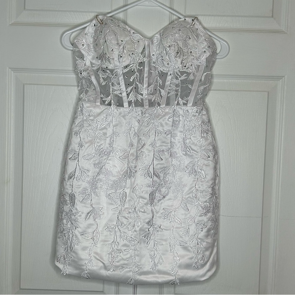 Suzhou Elegant White Strapless Dress with Floral Embroidery